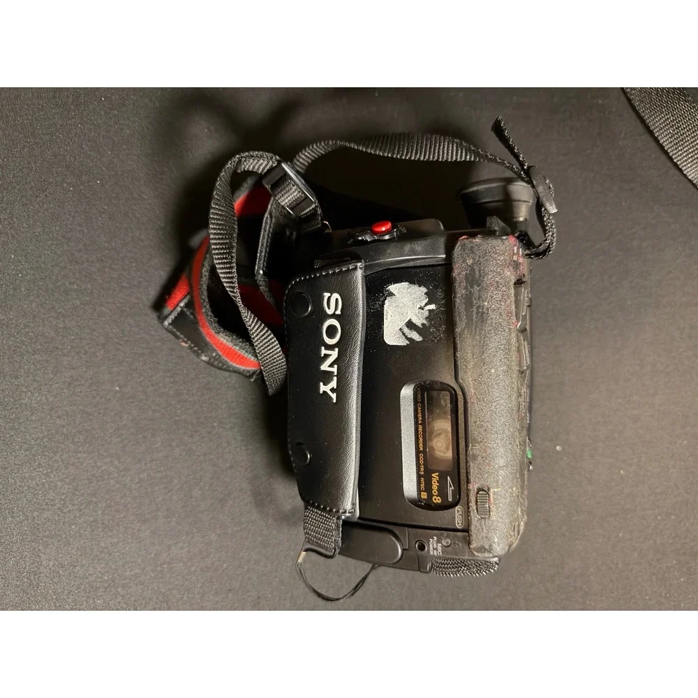 Sony CCD-TR5 Video8 Handycam Camcorder Bundle Powers On w/ Charger Batteries Cas